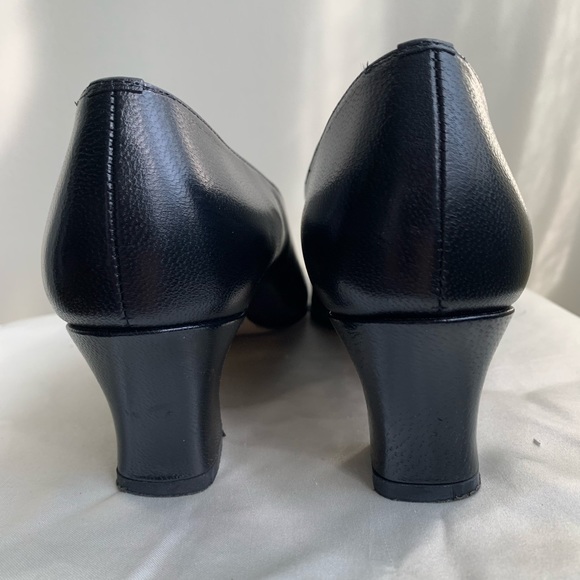 Vintage 80s Round Toe Pumps - Picture 6 of 7